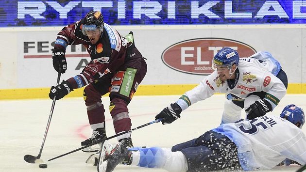 Lukáš Rousek ze Sparty, Vsevolod Sorokin a Jakub Štochl z Kladna během utkání letního poháru Generali Česká Cup. Lukáš Rousek ze Sparty, Vsevolod Sorokin a Jakub Štochl z Kladna během utkání letního poháru Generali Česká Cup.