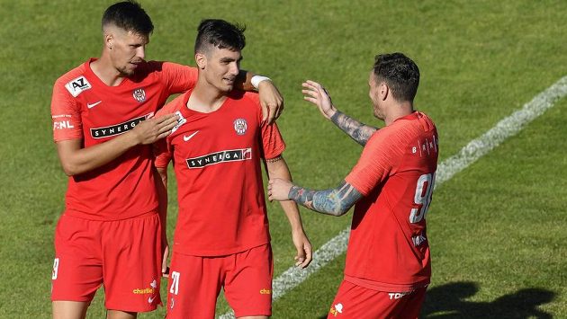 Střelec gólu Brna Ondřej Pachlopník (uprostřed) přijímá gratulace od spoluhráčů Adriána Čermáka (vlevo) a Ondřeje Vaňka. Střelec gólu Brna Ondřej Pachlopník (uprostřed) přijímá gratulace od spoluhráčů Adriána Čermáka (vlevo) a Ondřeje Vaňka.