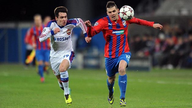 Vjačeslav Karavajev z CSKA (vlevo) stíhá plzeňského Michala Ďuriše. Vjačeslav Karavajev z CSKA (vlevo) stíhá plzeňského Michala Ďuriše.