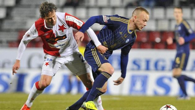 Mario Lička ze Slavie (vlevo) bojuje o míč s Janem Javůrkem z Olomouce. Mario Lička ze Slavie (vlevo) bojuje o míč s Janem Javůrkem z Olomouce.