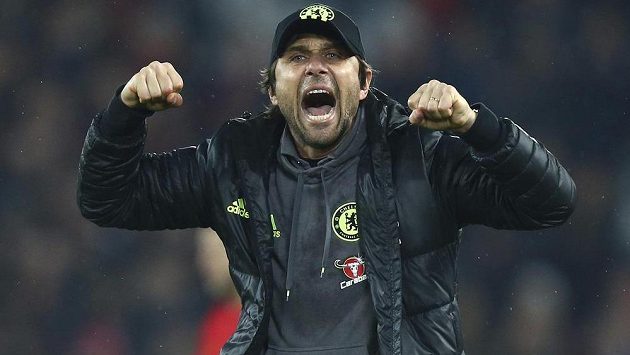 Italský manažer Chelsea Antonio Conte slaví úspěch londýnského týmu. Když uhraje titul, vrátí se v létě do Itálie? Italský manažer Chelsea Antonio Conte slaví úspěch londýnského týmu. Když uhraje titul, vrátí se v létě do Itálie?