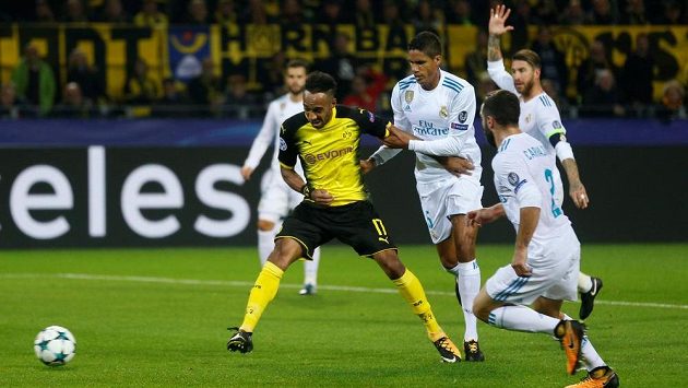 Raphaël Varane (třetí zprava) se snaží zastavit střelce Dortmundu Pierra-Emericka Aubameyanga v utkání Ligy mistrů. Raphaël Varane (třetí zprava) se snaží zastavit střelce Dortmundu Pierra-Emericka Aubameyanga v utkání Ligy mistrů.
