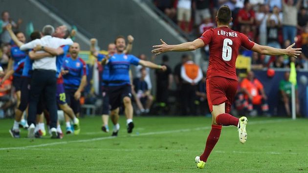 Michael Lüftner se před českou lavičkou raduje z gólu proti Itálii. Michael Lüftner se před českou lavičkou raduje z gólu proti Itálii.