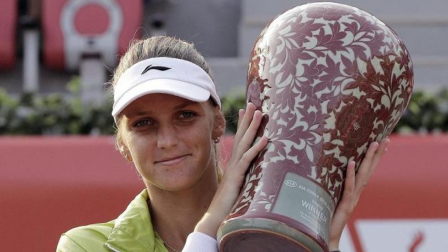 Česká tenistka Karolína Plíšková pózuje s trofejí pro vítězku turnaje v Soulu. Česká tenistka Karolína Plíšková pózuje s trofejí pro vítězku turnaje v Soulu.