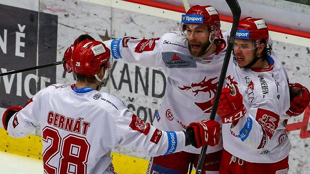 Třinečtí hokejisté (zleva) Martin Gernát, Tomáš Marcinko a střelec branky David Cienciala se radují z vyrovnávacího gólu ve čtvrtém finále. Třinečtí hokejisté (zleva) Martin Gernát, Tomáš Marcinko a střelec branky David Cienciala se radují z vyrovnávacího gólu ve čtvrtém finále.