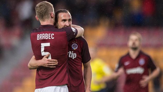Sparťanský obránce Jakub Brabec a Petr Jiráček (vzadu) slaví gól proti Liberci v odvetě čtvrtfinále MOL Cupu. Sparťanský obránce Jakub Brabec a Petr Jiráček (vzadu) slaví gól proti Liberci v odvetě čtvrtfinále MOL Cupu.