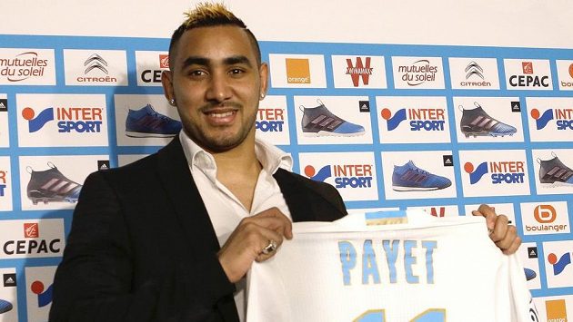 Dimitri Payet už pózuje novinářům s dresem nového zaměstnavatele z Marseille. A fanoušci West Hamu zuří... Dimitri Payet už pózuje novinářům s dresem nového zaměstnavatele z Marseille. A fanoušci West Hamu zuří...
