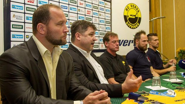 Tisková konference hokejového klubu HC Verva Litvínov před začátkem extraligové sezony 9. září v Litvínově za účasti (zleva) předsedy představenstva Jiřího Šlégra, generálního manažera Roberta Kysely, trenéra Radima Rulíka, kapitána Michala Trávníčka a brankáře Jaroslava Januse. Tisková konference hokejového klubu HC Verva Litvínov před začátkem extraligové sezony 9. září v Litvínově za účasti (zleva) předsedy představenstva Jiřího Šlégra, generálního manažera Roberta Kysely, trenéra Radima Rulíka, kapitána Michala Trávníčka a brankáře Jaroslava Januse.