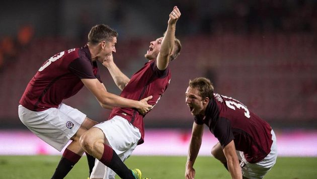 Fotbalisté Sparty (zleva): Ondřej Zahustel, Jakub Brabec a Lukáš Juliš oslavují gól na 3:2 proti Sonderjyske. Fotbalisté Sparty (zleva): Ondřej Zahustel, Jakub Brabec a Lukáš Juliš oslavují gól na 3:2 proti Sonderjyske.