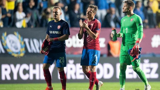 Zklamání. Fotbalisté české reprezentace (zleva) Vladimír Coufal, Stanislav Tecl a Tomáš Vaclík po utkání Ligy národů s Ukrajinou. Zklamání. Fotbalisté české reprezentace (zleva) Vladimír Coufal, Stanislav Tecl a Tomáš Vaclík po utkání Ligy národů s Ukrajinou.