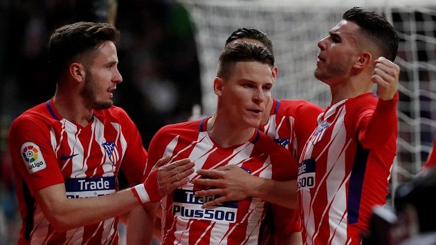 Fotbalisté Atlétika Madrid se radují z gólu proti la Coruně. Fotbalisté Atlétika Madrid se radují z gólu proti la Coruně.