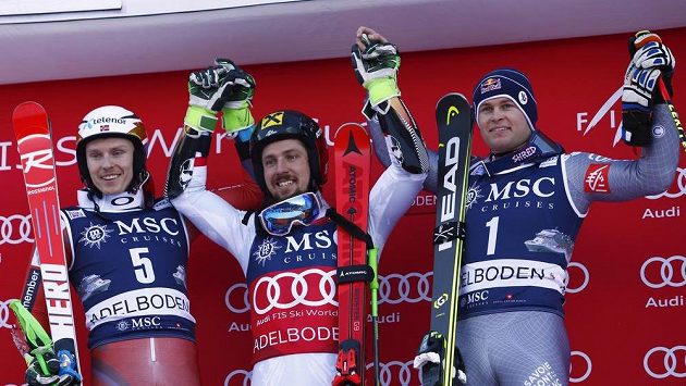 Rakušan Marcel Hirscher (uprostřed) po triumfu v Adelbodenu na stupních s Norem Henrikem Kristoffersenem (vlevo) a Francouzem Alexisem Pinturaultem. Rakušan Marcel Hirscher (uprostřed) po triumfu v Adelbodenu na stupních s Norem Henrikem Kristoffersenem (vlevo) a Francouzem Alexisem Pinturaultem.