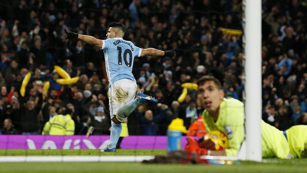 Útočník Manchesteru City Sergio Agüero překonal brankáře Evertonu Joela Roblese v odbetě Ligového poháru. Útočník Manchesteru City Sergio Agüero překonal brankáře Evertonu Joela Roblese v odbetě Ligového poháru.