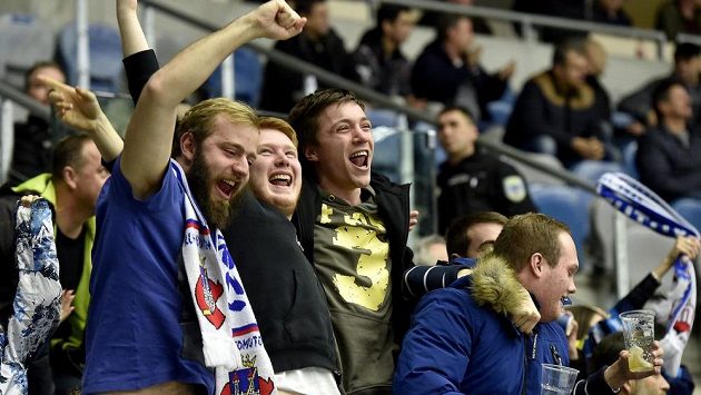 Radost chomutovských fanoušků z gólu v plzeňské síti během utkání 34. kola ELH. Radost chomutovských fanoušků z gólu v plzeňské síti během utkání 34. kola ELH.