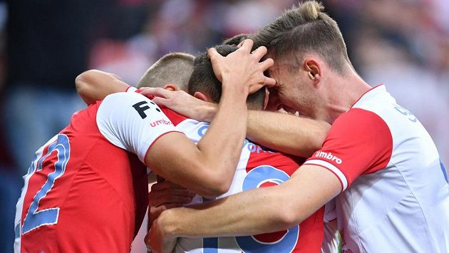 Fotbalisté Slavie se radují ze vstřelené branky v ligovém utkání. Fotbalisté Slavie se radují ze vstřelené branky v ligovém utkání.