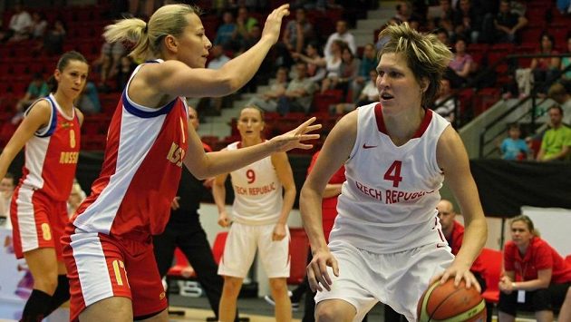 Česká basketbalistka Jana Veselá (vpravo). Česká basketbalistka Jana Veselá (vpravo).