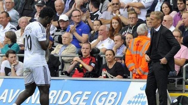Bony Wilfried odchází kolem trenéra Swansea Garryho Monka do kabiny. Bony Wilfried odchází kolem trenéra Swansea Garryho Monka do kabiny.