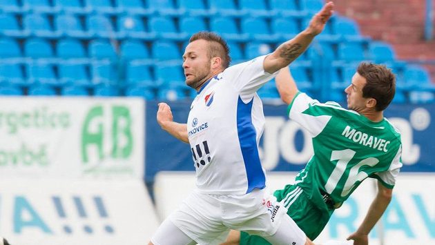 Vladan Milosavljev z Baníku Ostrava (v bílém) s souboji s Janem Moravcem z Bohemians 1905. Vladan Milosavljev z Baníku Ostrava (v bílém) s souboji s Janem Moravcem z Bohemians 1905.
