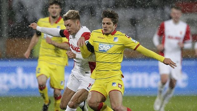 Záložník Augsburgu Alexander Esswein (vlevo) v souboji se středopolařem Hoffenheimu Pirminem Schweglerem v utkání 18. kola bundesligy. Záložník Augsburgu Alexander Esswein (vlevo) v souboji se středopolařem Hoffenheimu Pirminem Schweglerem v utkání 18. kola bundesligy.