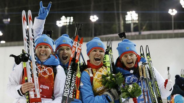 Štafeta ruských biatlonistek (zleva) Jana Romanovová, Olga Zajcevová, Jekatěrina Šumilovová a Olga Viluchinová oslavuje na ZOH v Soči stříbro. Štafeta ruských biatlonistek (zleva) Jana Romanovová, Olga Zajcevová, Jekatěrina Šumilovová a Olga Viluchinová oslavuje na ZOH v Soči stříbro.