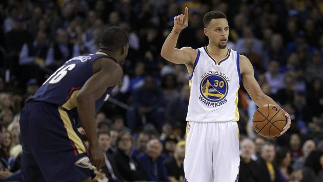 Stephen Curry (vpravo) z Golden State a Toney Douglas (16) z New Orleans. Stephen Curry (vpravo) z Golden State a Toney Douglas (16) z New Orleans.