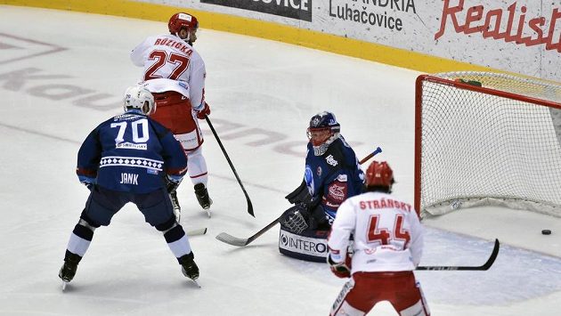 Martin Růžička (druhý zleva) z Třince překonal Dominika Frodla v brance Plzně. Přihlížejí Bohumil Jank (vlevo) z Plzně a Šimon Stránský z Třince. Martin Růžička (druhý zleva) z Třince překonal Dominika Frodla v brance Plzně. Přihlížejí Bohumil Jank (vlevo) z Plzně a Šimon Stránský z Třince.