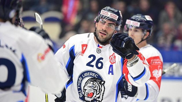 Liberecký Petr Jelínek po vstřelení branky v semifinále LM na ledě Växjö. Liberecký Petr Jelínek po vstřelení branky v semifinále LM na ledě Växjö.