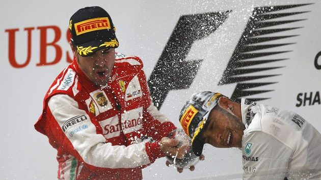 První Alonso a třetí Hamilton si užívají oslav po úspěchu v čínské GP. První Alonso a třetí Hamilton si užívají oslav po úspěchu v čínské GP.