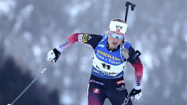 Norská biatlonistka Tiril Eckhoffová si běží pro triumf v Ruhpoldingu. Norská biatlonistka Tiril Eckhoffová si běží pro triumf v Ruhpoldingu.