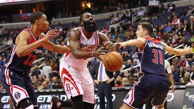 James Harden (13) z Houstonu mezi hráči Washingtonu, vlevo Otto Porter a vpravo Tomáš Satoranský. James Harden (13) z Houstonu mezi hráči Washingtonu, vlevo Otto Porter a vpravo Tomáš Satoranský.