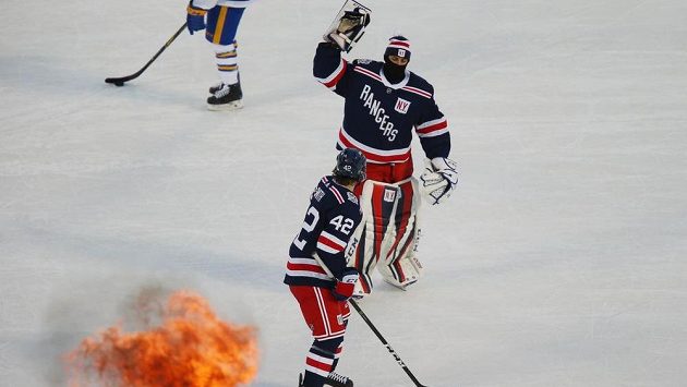 Brankář Rangers Ondrej Pavelec (31) slaví s Brendanem Smithem (42) vítězství nad Buffalem na Citi Field. Brankář Rangers Ondrej Pavelec (31) slaví s Brendanem Smithem (42) vítězství nad Buffalem na Citi Field.