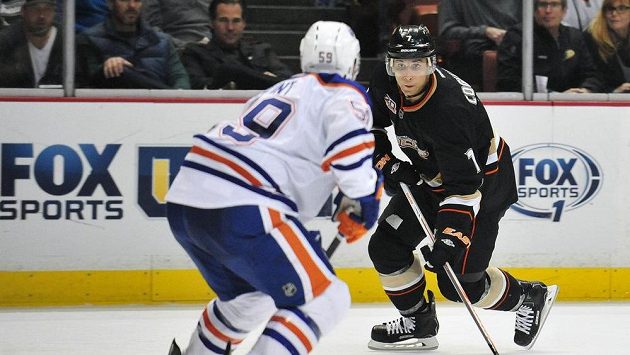 Útočník Anaheimu Cogliano (vpravo) se snaží přejít přes edmontonského soupeře Hunta. Právě v dresu Oilers vstoupil Cogliano do NHL. Útočník Anaheimu Cogliano (vpravo) se snaží přejít přes edmontonského soupeře Hunta. Právě v dresu Oilers vstoupil Cogliano do NHL.
