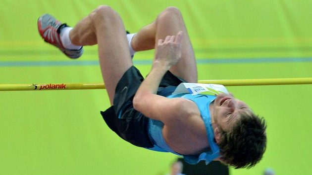 Rus Ivan Uchov překonává na mezinárodním halovém mítinku v pražské O2 Areně laťku ve výšce 242 cm. Rus Ivan Uchov překonává na mezinárodním halovém mítinku v pražské O2 Areně laťku ve výšce 242 cm.