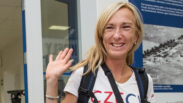 Běžkyně Eva Vrabcová Nývltová před odletem na olympiádu. Běžkyně Eva Vrabcová Nývltová před odletem na olympiádu.