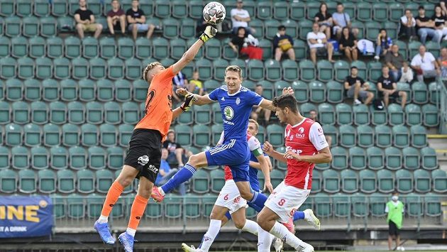 Pardubický brankář Markovič zasahuje před mladoboleslavským Milanem Škodou během utkání 3. kola. Pardubický brankář Markovič zasahuje před mladoboleslavským Milanem Škodou během utkání 3. kola.