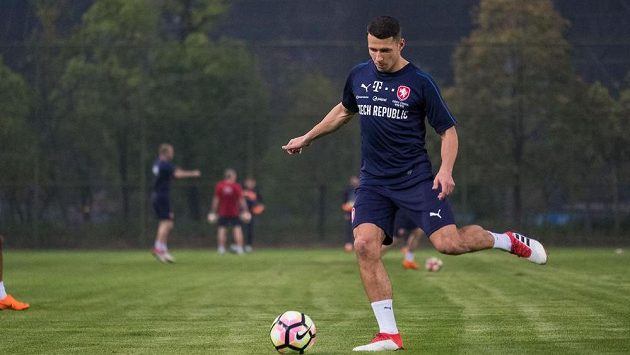 Fotbalista Marek Suchý na tréninku české reprezentace před utkáním o třetí místo na přípravném turnaji China Cup v čínském Nan-ningu. Fotbalista Marek Suchý na tréninku české reprezentace před utkáním o třetí místo na přípravném turnaji China Cup v čínském Nan-ningu.