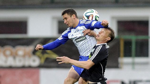 Příbramský obránce Tomáš Zápotočný (vpravo) v hlavičkovém souboji s útočníkem Znojma Milošem Reljičem. Příbramský obránce Tomáš Zápotočný (vpravo) v hlavičkovém souboji s útočníkem Znojma Milošem Reljičem.
