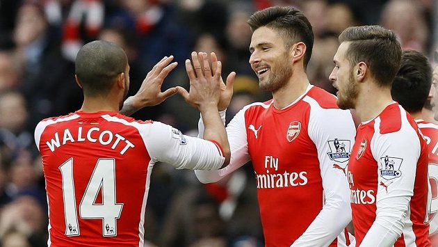 Fotbalisté Arsenalu slaví gól útočníka Oliviera Girouda (uprostřed) proti Aston Ville. Fotbalisté Arsenalu slaví gól útočníka Oliviera Girouda (uprostřed) proti Aston Ville.