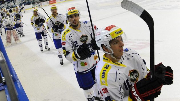 Spokojení hráči Komety (zprava) Jan Wasserbauer, Leoš Čermák, Tomáš Malec a Petr Ton na konci vítězného zápasu se Slavií. Spokojení hráči Komety (zprava) Jan Wasserbauer, Leoš Čermák, Tomáš Malec a Petr Ton na konci vítězného zápasu se Slavií.