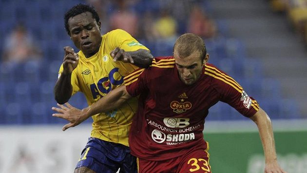 Eugene Salami z Teplic (vlevo) stíhá Hlinku z Dukly Praha. Eugene Salami z Teplic (vlevo) stíhá Hlinku z Dukly Praha.
