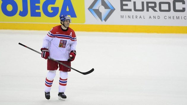 Jaromír Jágr odjíždí zklamaně na střídačku po neproměněném samostatném nájezdu v duelu s Dánskem. Jaromír Jágr odjíždí zklamaně na střídačku po neproměněném samostatném nájezdu v duelu s Dánskem.