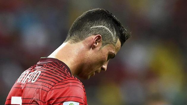 Portugalec Cristiano Ronaldo s nově vyzdobenou hlavou při zápase s USA. Portugalec Cristiano Ronaldo s nově vyzdobenou hlavou při zápase s USA.