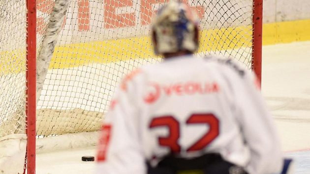 Brankář Patrik Bartošák se vrací do branky, poté co Vítkovice inkasovaly první gól do prázdné branky. Brankář Patrik Bartošák se vrací do branky, poté co Vítkovice inkasovaly první gól do prázdné branky.