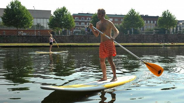 Paddleboarding si získává stále větší popularitu. Paddleboarding si získává stále větší popularitu.