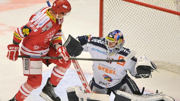 Útočník Třince Martin Adamský před brankářem Vítkovic Danielem Dolejšem. Útočník Třince Martin Adamský před brankářem Vítkovic Danielem Dolejšem.