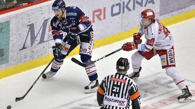 Zleva Jakub Lev z Vítkovic a Michal Kovařčík z Třince. Zleva Jakub Lev z Vítkovic a Michal Kovařčík z Třince.