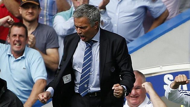 Trenér Chelsea José Mourinho se raduje z gólu Franka Lamparda v úvodním utkání Premier League proti Hullu. Trenér Chelsea José Mourinho se raduje z gólu Franka Lamparda v úvodním utkání Premier League proti Hullu.