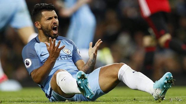Rozčílený snajpr Manchesteru City Sergio Agüero. Ani on se v derby proti Manchesteru United střelecky neprosadil. Rozčílený snajpr Manchesteru City Sergio Agüero. Ani on se v derby proti Manchesteru United střelecky neprosadil.