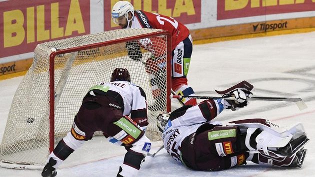 Michal Vondrka z Pardubic střílí první gól. Vpředu zleva Jan Buchtele a brankář Matěj Machovský, oba ze Sparty. Michal Vondrka z Pardubic střílí první gól. Vpředu zleva Jan Buchtele a brankář Matěj Machovský, oba ze Sparty.