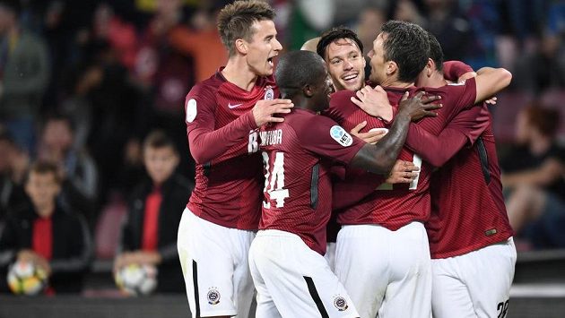 Sparťanská radost. Fotbalisté Sparty slaví gól v teplické síti během utkání 8. kola. O branky Letenských se postarali útočníci Václav Kadlec a David Lafata. Sparťanská radost. Fotbalisté Sparty slaví gól v teplické síti během utkání 8. kola. O branky Letenských se postarali útočníci Václav Kadlec a David Lafata.